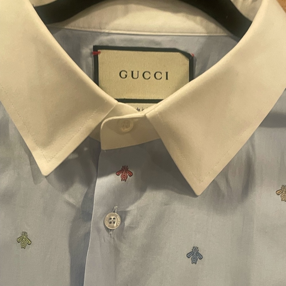 GUCCI iconic bee embroidered dress shirt - Perfect for the boardroom or a date.